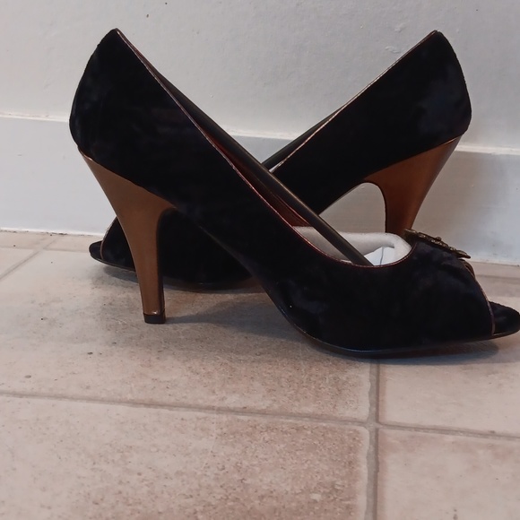 NIB Chinese Laundry black velvet gold heels 8 vintage-style buckle Jolin - Picture 5 of 10